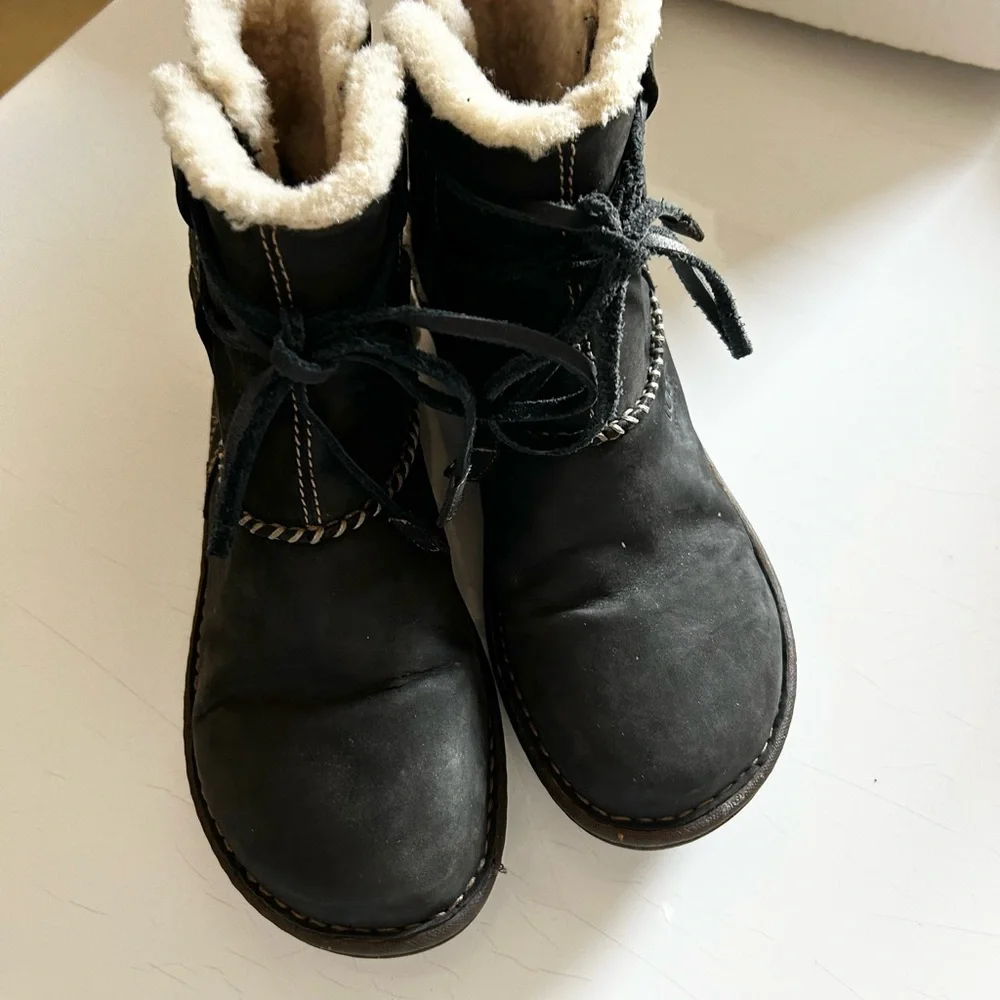 UGG Cove Black Size 8 Suede Shesrling Cream Lining Ankle Winter Boots